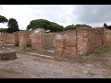 02843 ostia - regio v - insula v - caseggiato dell'invidioso (v,v,1) - gesehen von der semita dei cippi ecke via dell'invidioso - 2019.jpg